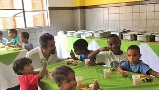 Crianças do Abrigo Lar Luz do Amanhã tiveram almoço especial