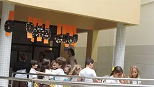 Alunos da Escola Carlos Murion e a escola Colmeia se reúnem para trocar experiências.