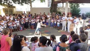 Aula de capoeira na Escola Municipal Carlos Murion