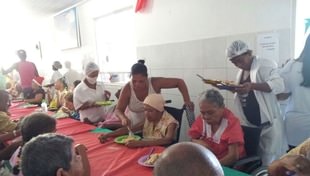 Refeição especial para o abrigo de idosos