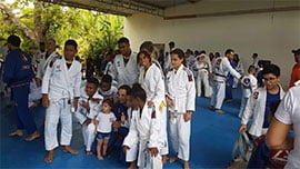 Alunos de ambos os sexos de Jiu-jítsu , (8-14 anos) do CCAPJ-Centro de Cultura e Arte Pai João, setor integrante do Complexo Social Cidade da Luz