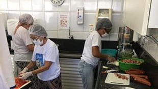 Distribuição de quentinhas aos moradores de rua