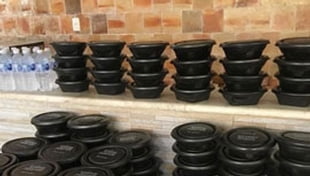 Distribuição de alimentos e material de higiene nas ruas